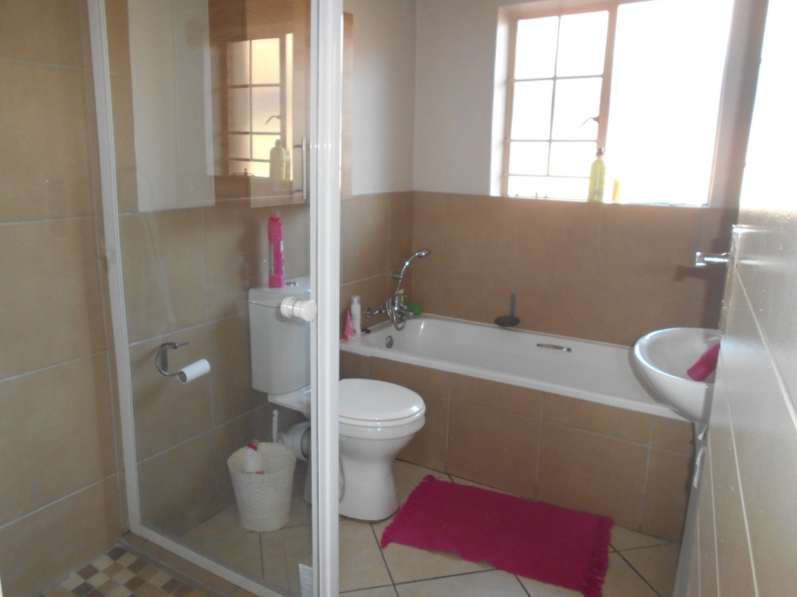 To Let 2 Bedroom Property for Rent in Monavoni Gauteng