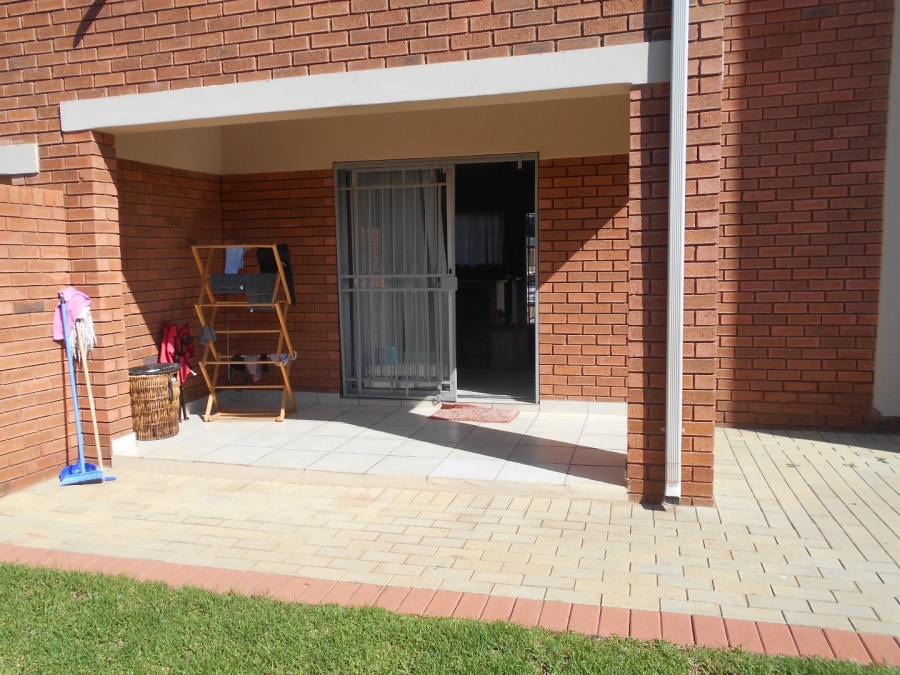 To Let 2 Bedroom Property for Rent in Monavoni Gauteng