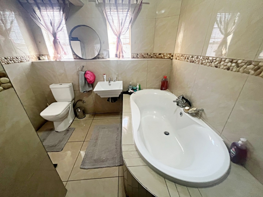 3 Bedroom Property for Sale in Eldoraigne Gauteng