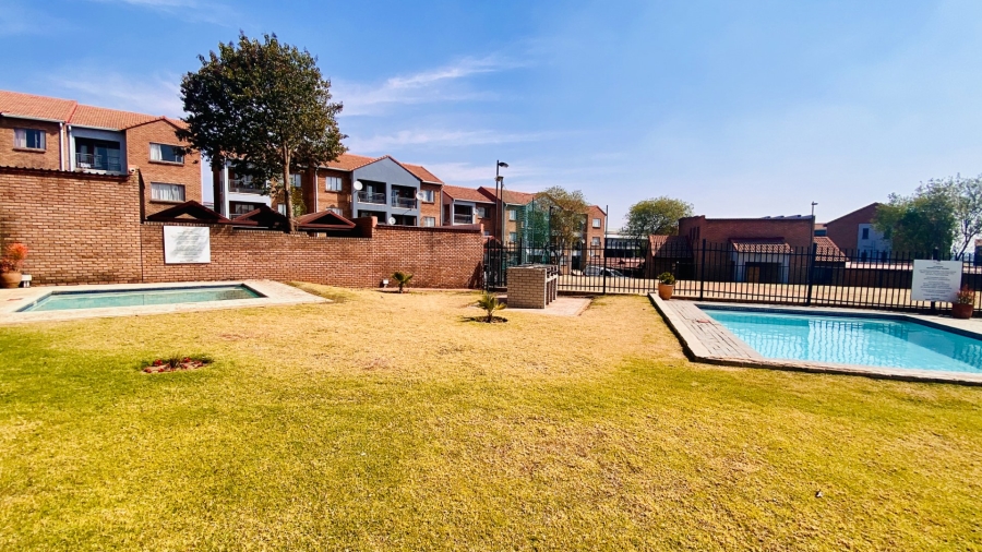 2 Bedroom Property for Sale in Vorna Valley Gauteng