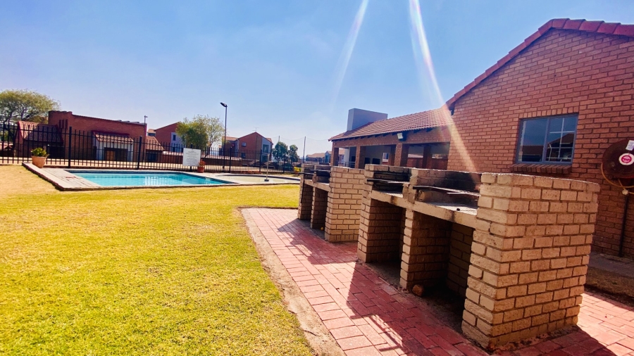 2 Bedroom Property for Sale in Vorna Valley Gauteng