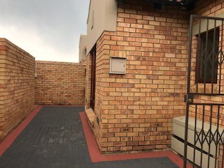 To Let 2 Bedroom Property for Rent in Monavoni Gauteng