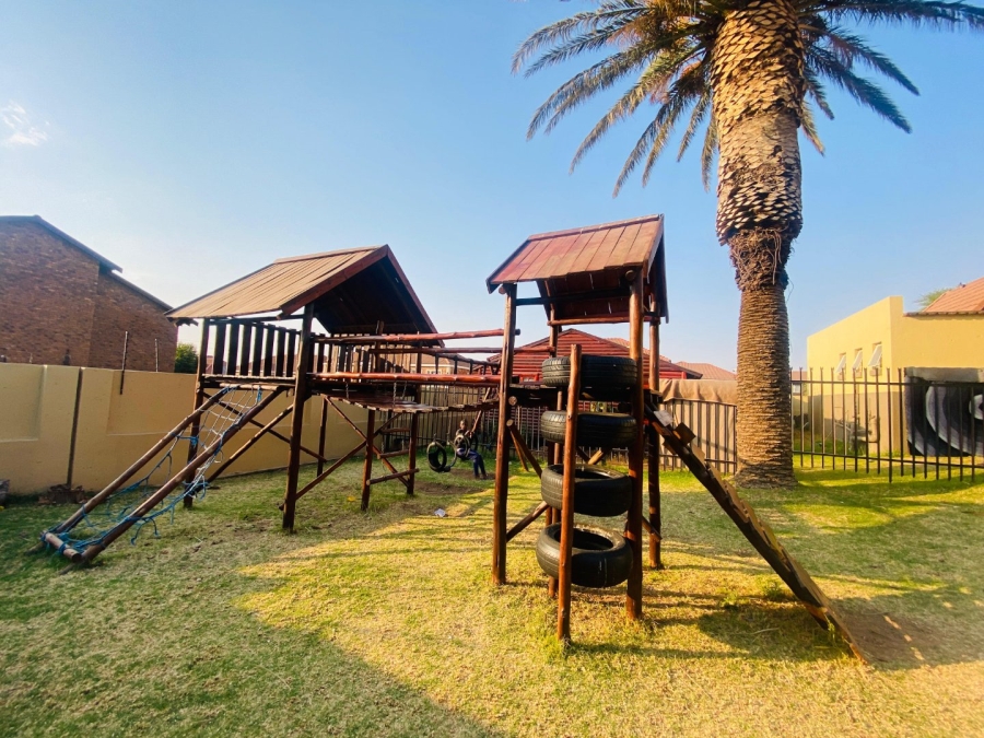 2 Bedroom Property for Sale in Vorna Valley Gauteng