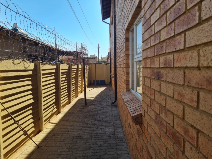 Commercial Property for Sale in Lenasia Ext 1 Gauteng