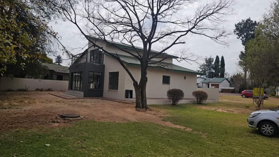 4 Bedroom Property for Sale in Die Hoewes Gauteng