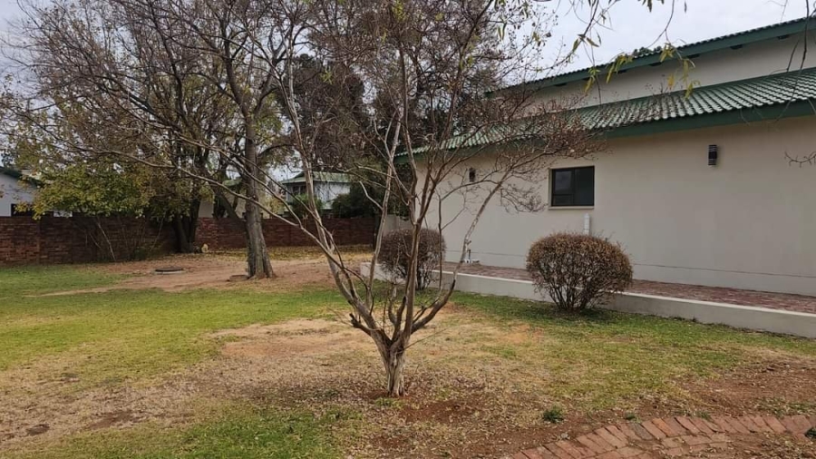 4 Bedroom Property for Sale in Die Hoewes Gauteng