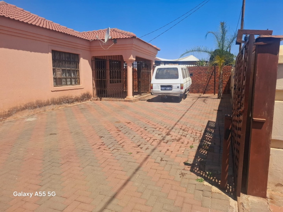 4 Bedroom Property for Sale in Soshanguve GG Gauteng