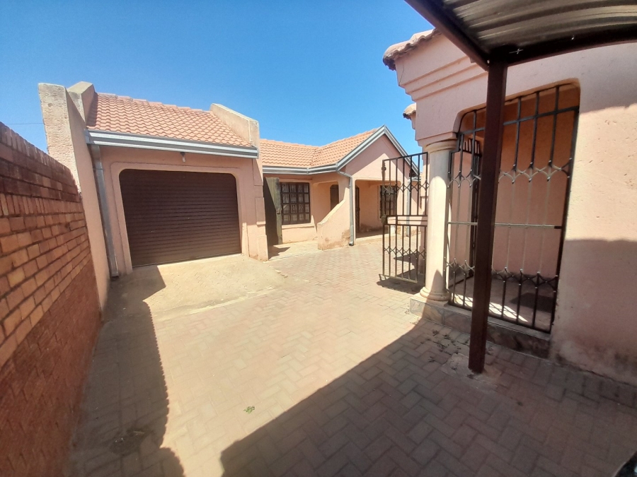 4 Bedroom Property for Sale in Soshanguve GG Gauteng