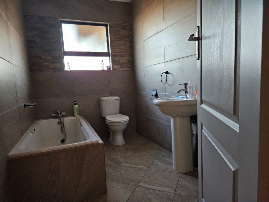 To Let 3 Bedroom Property for Rent in Crystal Park Gauteng