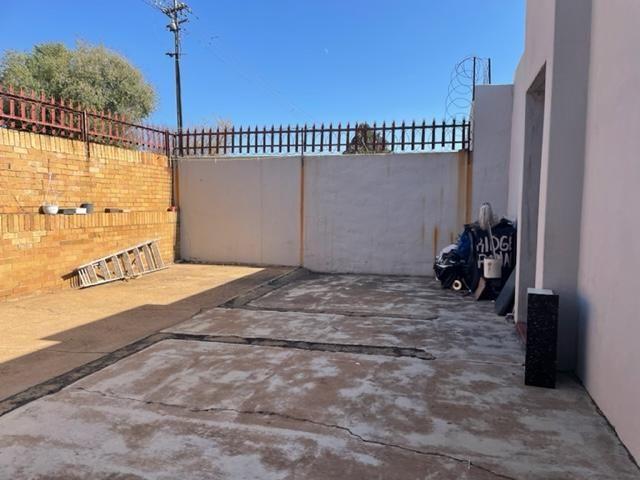 3 Bedroom Property for Sale in Linmeyer Gauteng