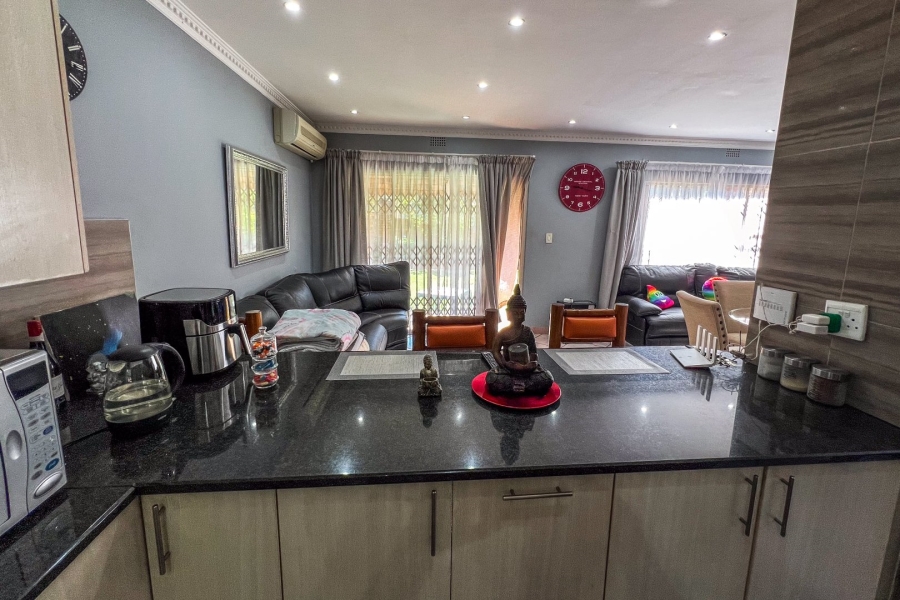 To Let 3 Bedroom Property for Rent in Glenvista Gauteng