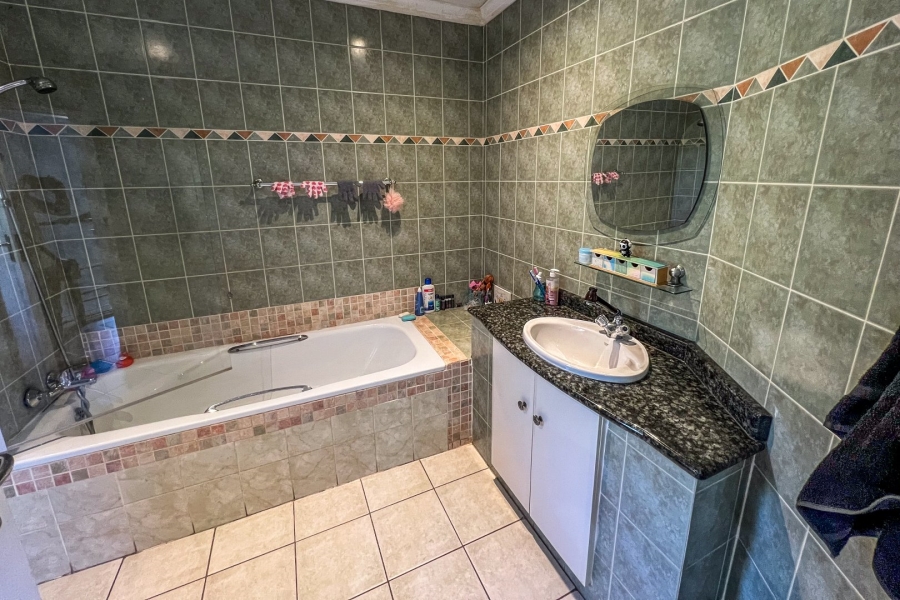 To Let 3 Bedroom Property for Rent in Glenvista Gauteng