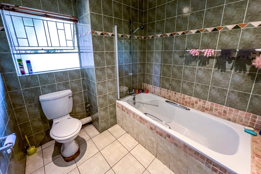 To Let 3 Bedroom Property for Rent in Glenvista Gauteng