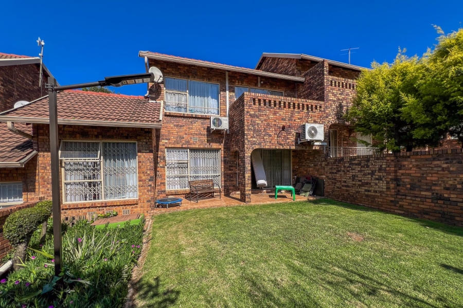 To Let 3 Bedroom Property for Rent in Glenvista Gauteng