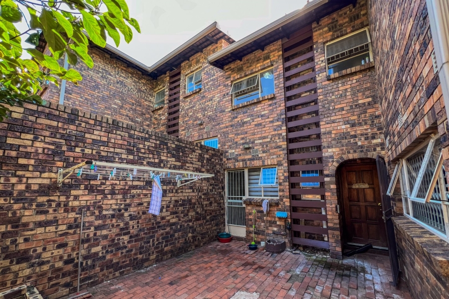 To Let 3 Bedroom Property for Rent in Glenvista Gauteng