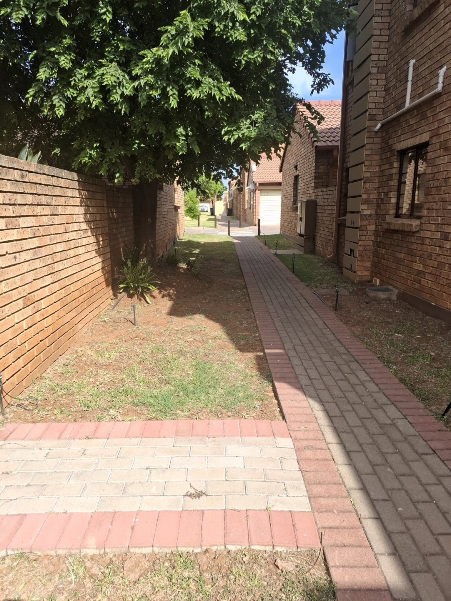 To Let 2 Bedroom Property for Rent in Equestria Gauteng