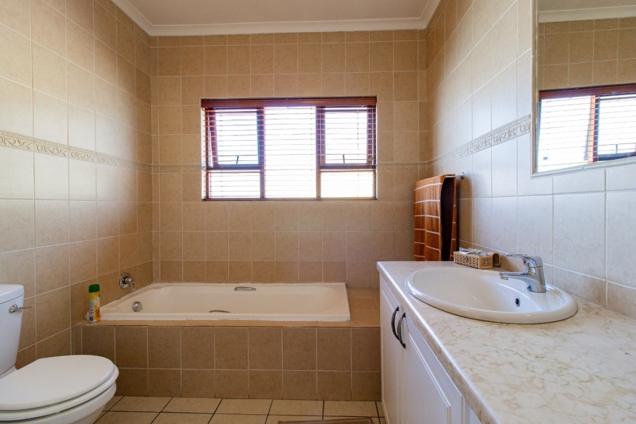 3 Bedroom Property for Sale in Mulbarton Gauteng