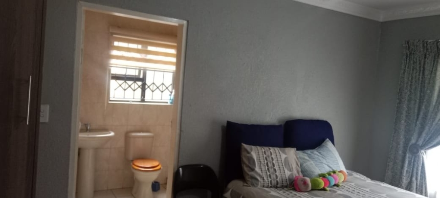 3 Bedroom Property for Sale in Umfuyaneni Gauteng