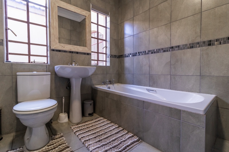 6 Bedroom Property for Sale in Glenvista Gauteng