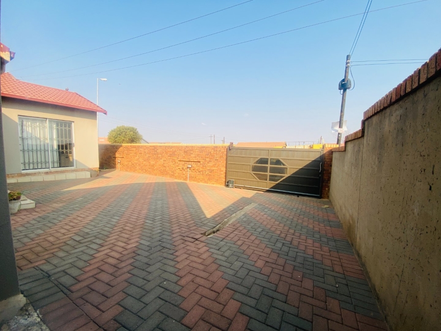 3 Bedroom Property for Sale in Bram Fischerville Gauteng