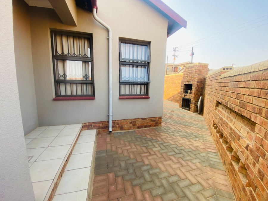 3 Bedroom Property for Sale in Bram Fischerville Gauteng