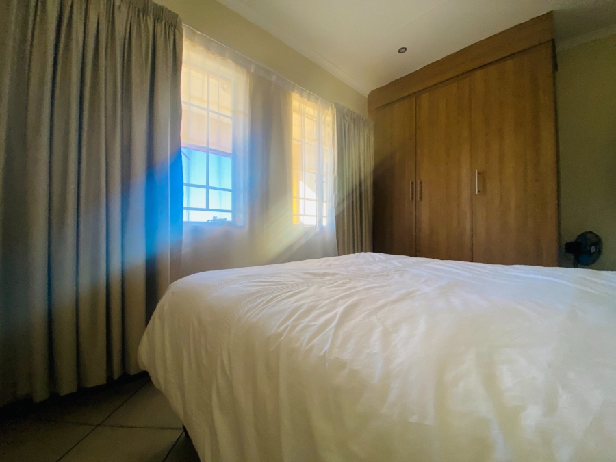 2 Bedroom Property for Sale in Monavoni Gauteng