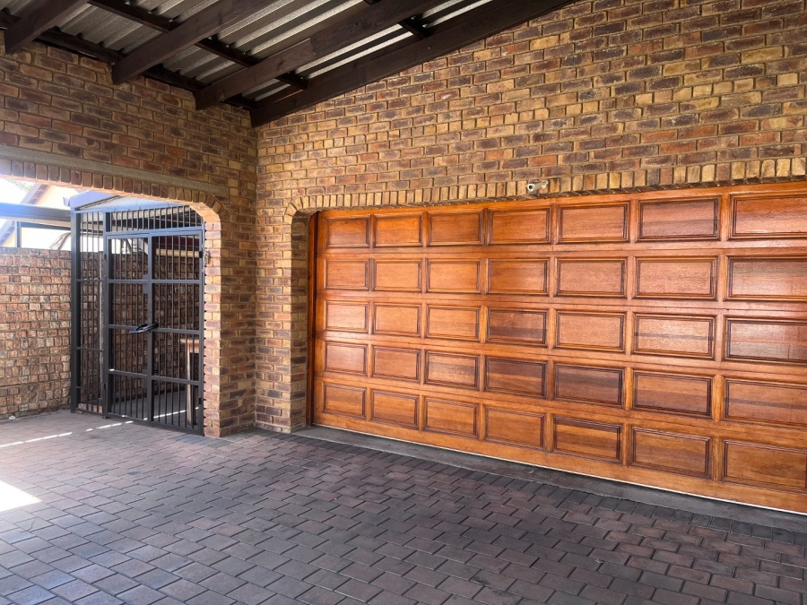 4 Bedroom Property for Sale in Glen Marais Gauteng