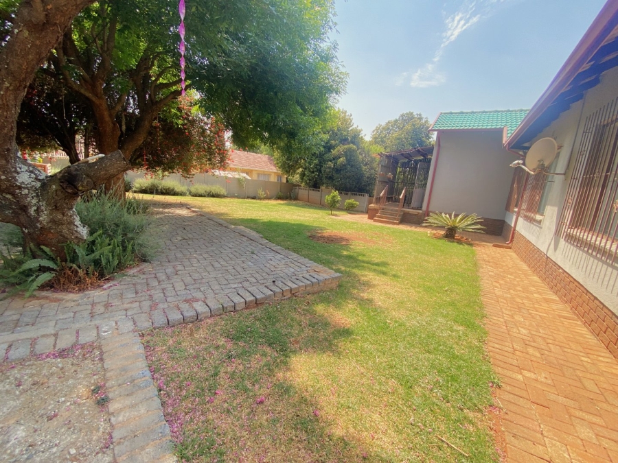 3 Bedroom Property for Sale in Wilro Park Gauteng