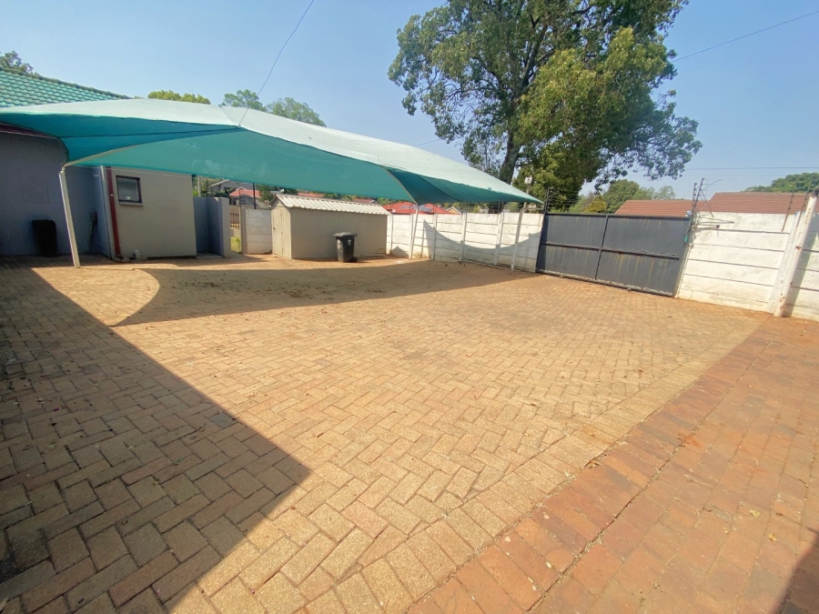 3 Bedroom Property for Sale in Wilro Park Gauteng