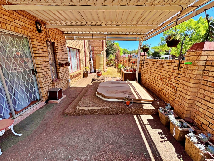 4 Bedroom Property for Sale in Eldoraigne Gauteng