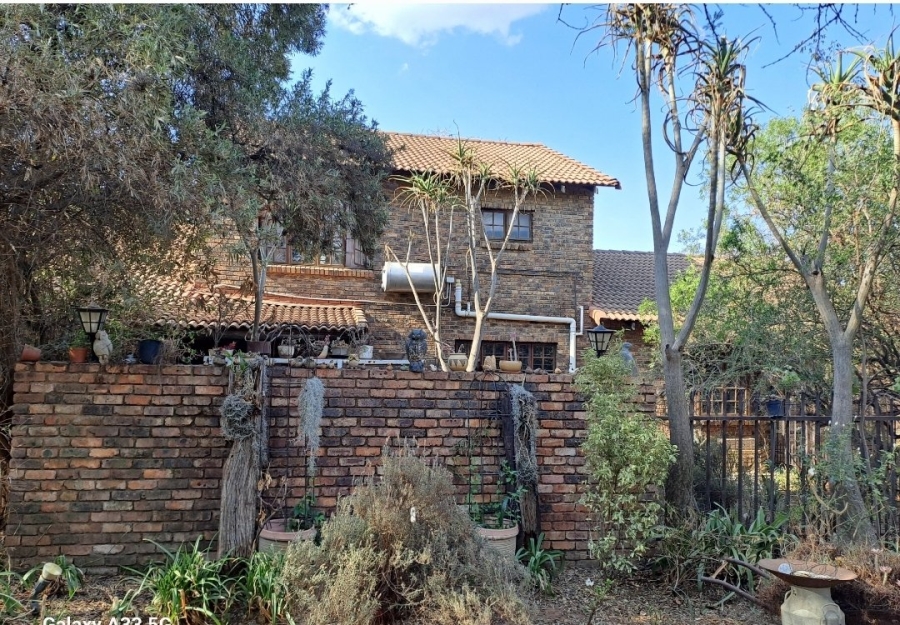 3 Bedroom Property for Sale in Leeuwfontein Gauteng