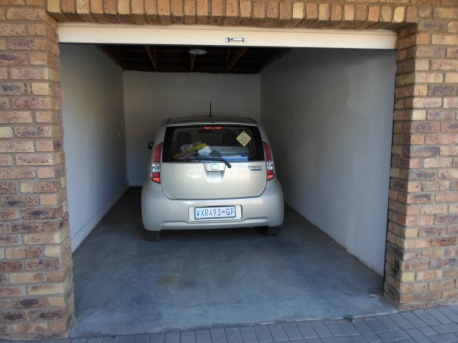 To Let 2 Bedroom Property for Rent in Amberfield Crest Estate Gauteng