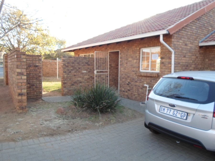 To Let 2 Bedroom Property for Rent in Amberfield Crest Estate Gauteng