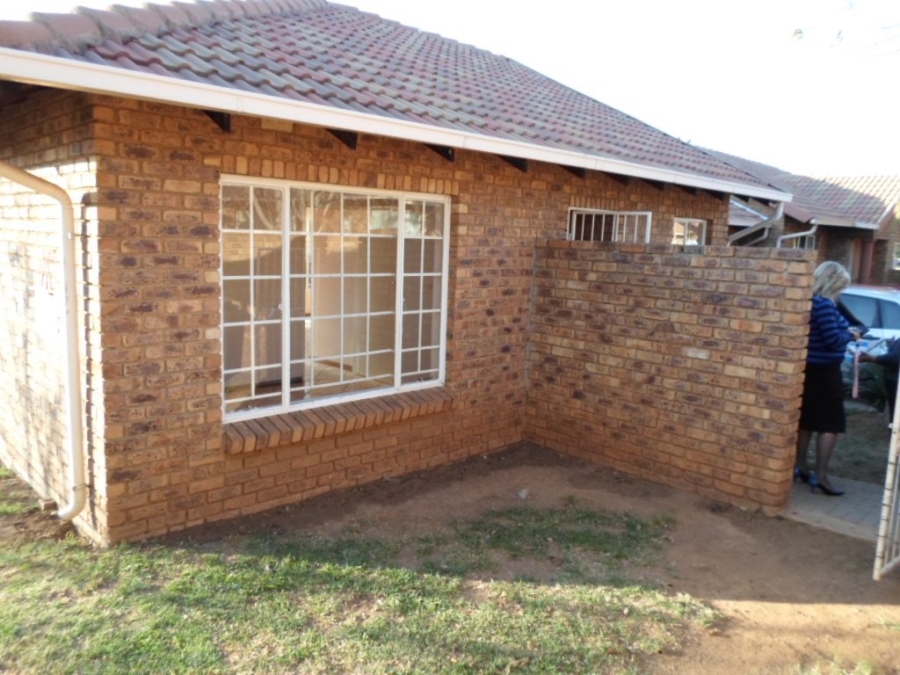 To Let 2 Bedroom Property for Rent in Amberfield Crest Estate Gauteng