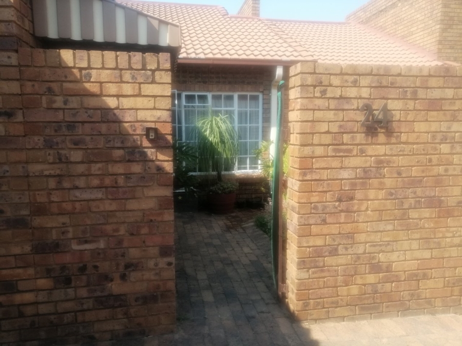 To Let 3 Bedroom Property for Rent in Brackendowns Gauteng