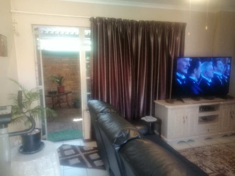 To Let 3 Bedroom Property for Rent in Brackendowns Gauteng