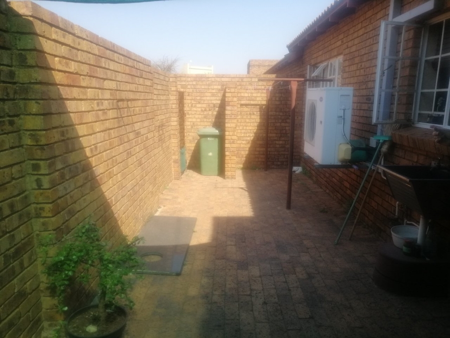 To Let 3 Bedroom Property for Rent in Brackendowns Gauteng