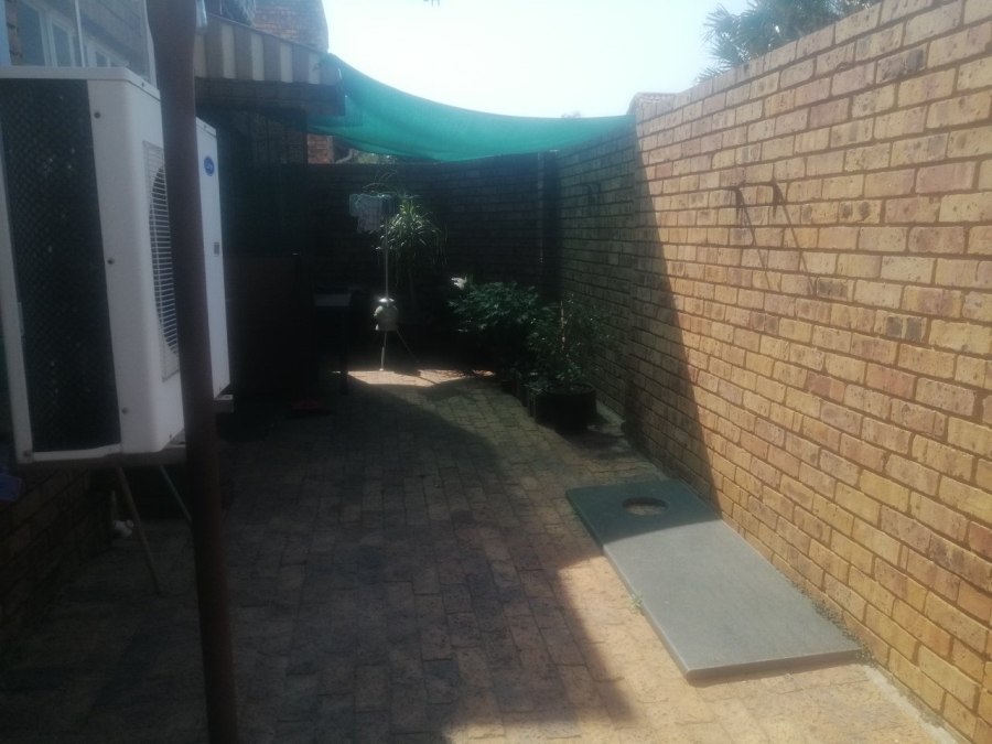 To Let 3 Bedroom Property for Rent in Brackendowns Gauteng