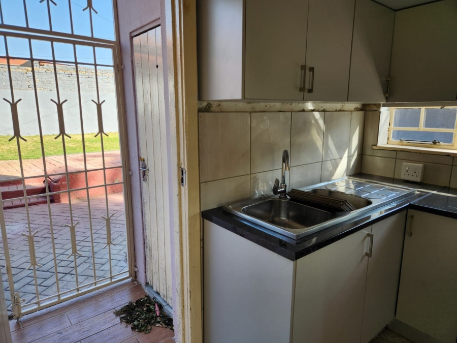 To Let 3 Bedroom Property for Rent in Crown Gardens Gauteng