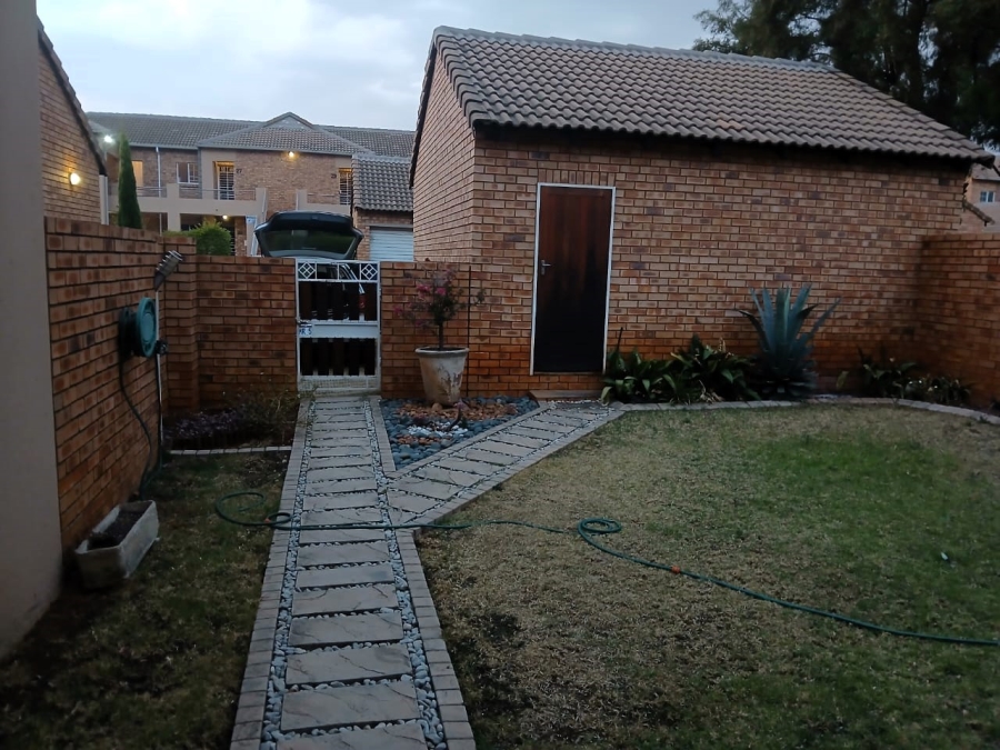 To Let 2 Bedroom Property for Rent in Equestria Gauteng