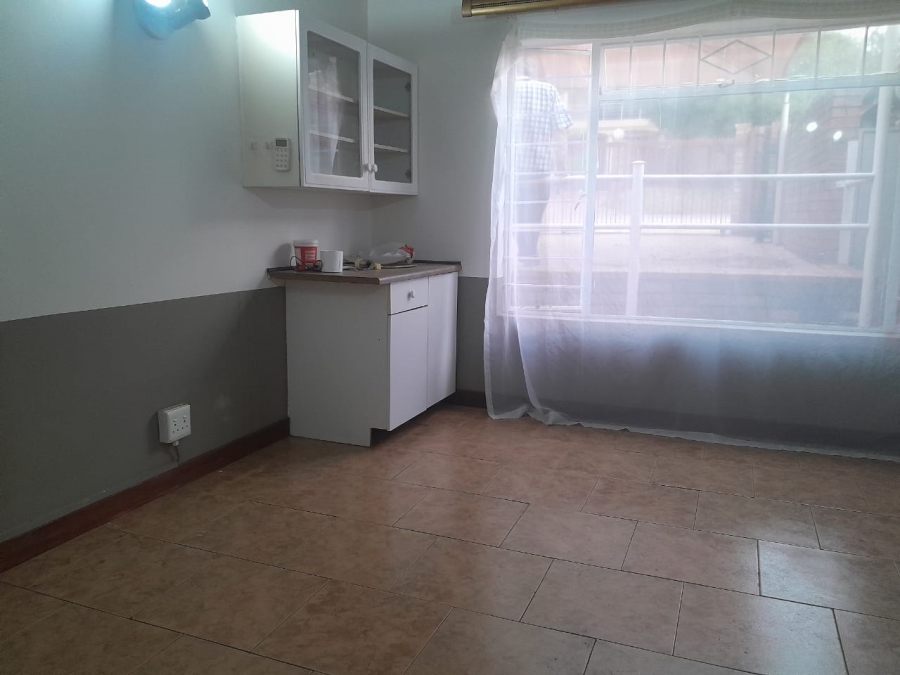 To Let 2 Bedroom Property for Rent in Wilro Park Gauteng