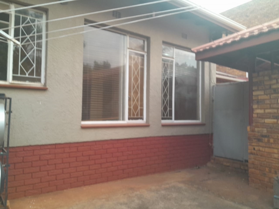 To Let 2 Bedroom Property for Rent in Wilro Park Gauteng