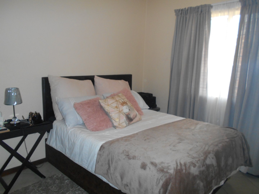 To Let 2 Bedroom Property for Rent in Monavoni Gauteng