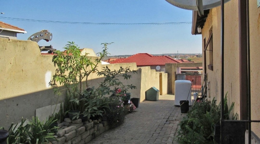 3 Bedroom Property for Sale in Clayville Gauteng