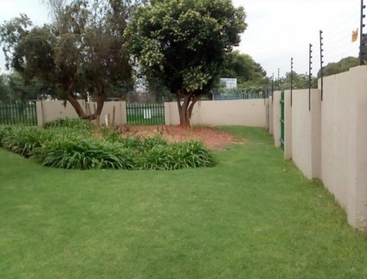 To Let 2 Bedroom Property for Rent in Weltevreden Park Gauteng