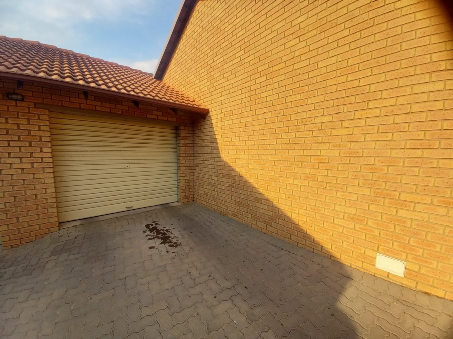 To Let 2 Bedroom Property for Rent in The Reeds Gauteng