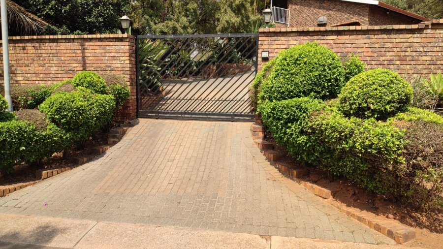 5 Bedroom Property for Sale in Moreleta Park Gauteng