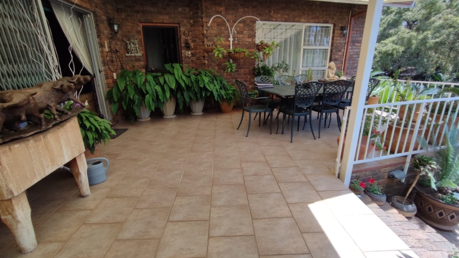 5 Bedroom Property for Sale in Moreleta Park Gauteng