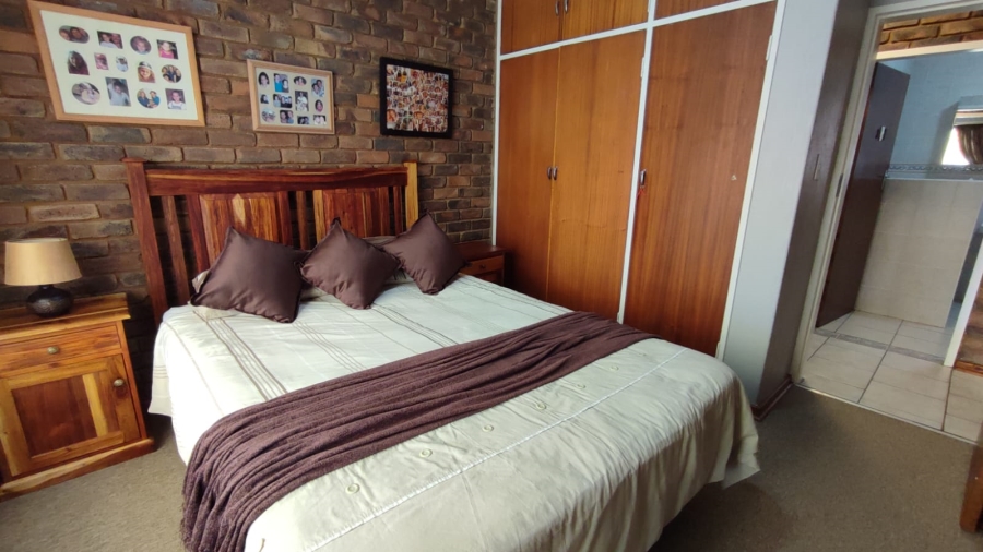 5 Bedroom Property for Sale in Moreleta Park Gauteng