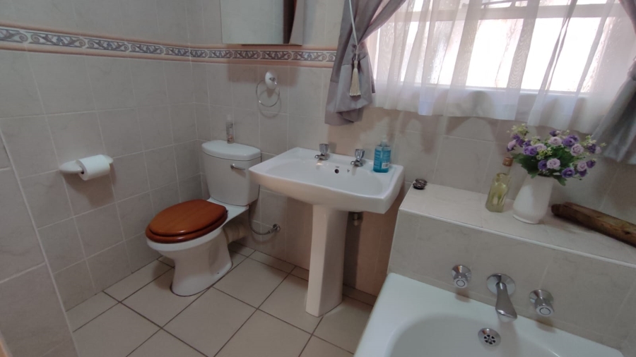 5 Bedroom Property for Sale in Moreleta Park Gauteng